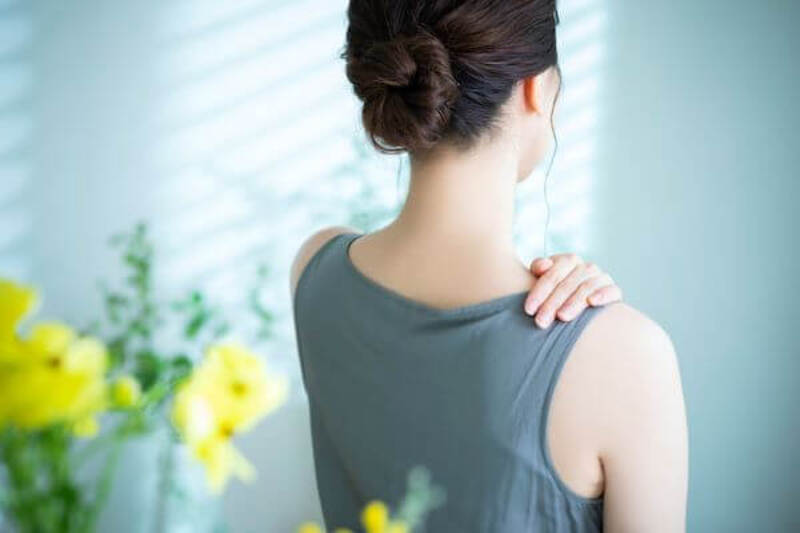 背中のコリに鍼が効く メカニズムと注意点を徹底解説 鍼灸院予約 検索サイト 健康にはり